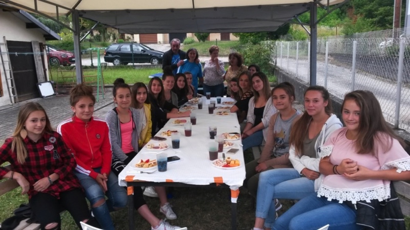 Repas convivial entre moniteurs