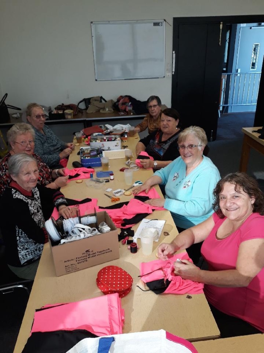 Les couturières des Libellules en train de mettre la main à la patte pour les tous derniers costumes