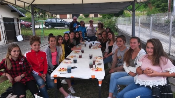 Repas convivial entre moniteurs